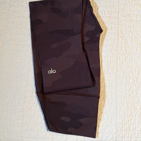 ALO Yoga Women's High Waist Vapor Legging in Coco Camouflage - Picture 4 of 4